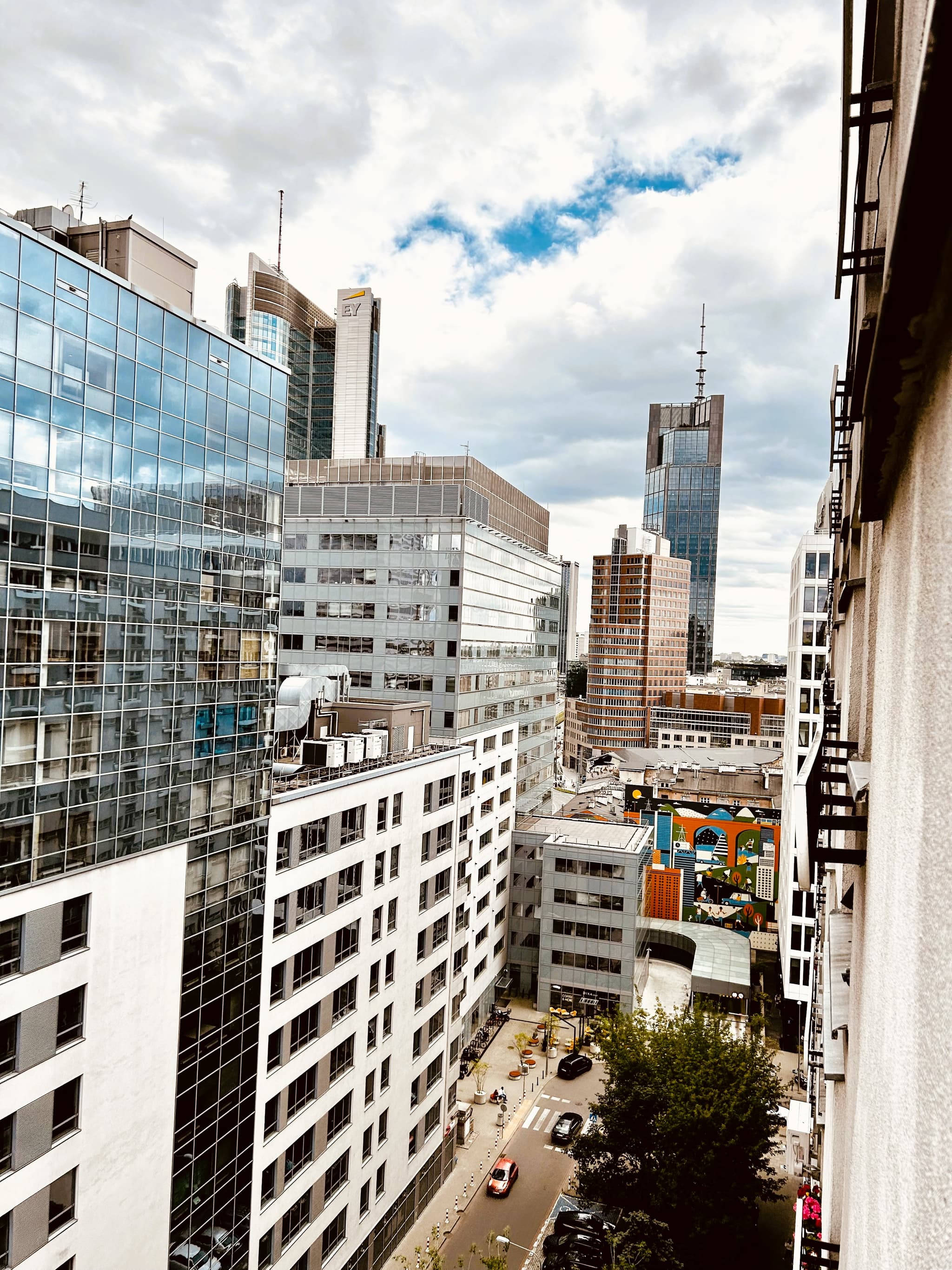 Widok z okna apartamentu Inborr na Pereca w Warszawie