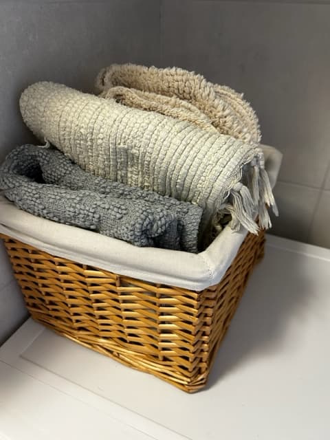 Bathroom with towel ropes